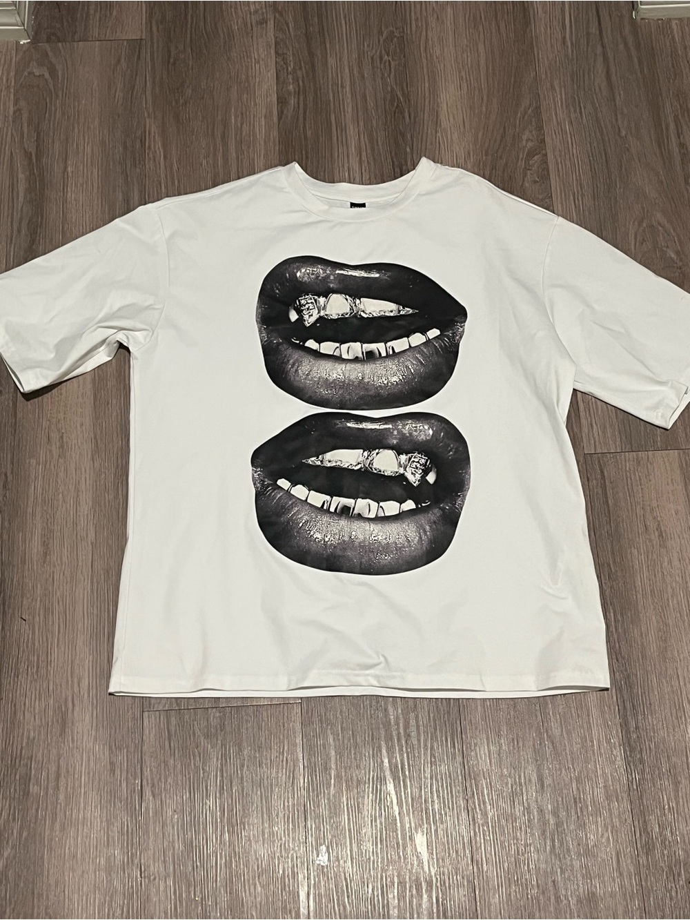 SHEIN Oversized Lip Grill Graphic T-Shirt White Size Small